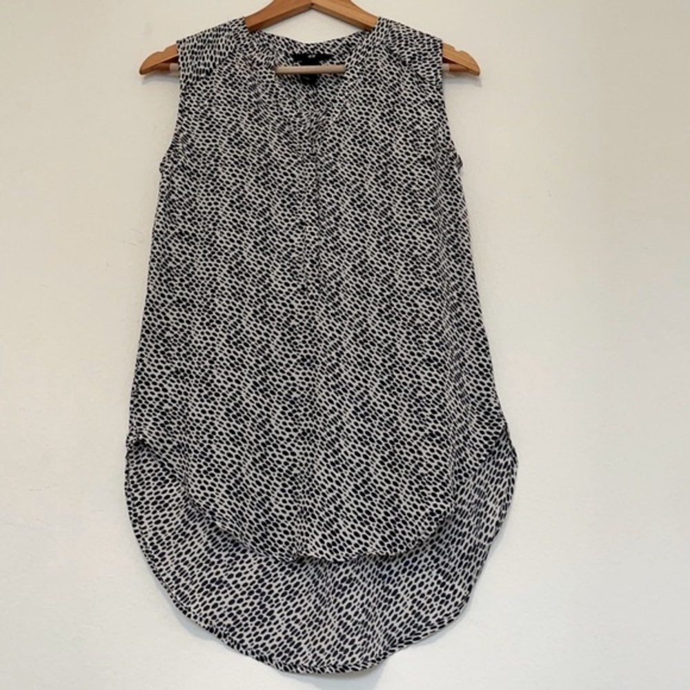 Size:2 blue/ white dot v-neck no sleeve blouse